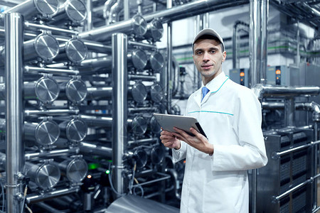 科技賦能傳統乳業 穿白大褂的技術員與筆記本電腦背后的變革